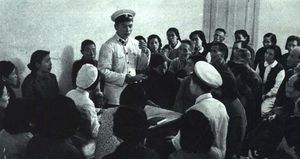 1964년 상하이의 한 지역 경찰관이 릴롱 주민들과 피드백 회의를 진행하고 있다.