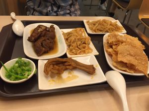 뤄쓰펀은 돼지 족발, 오리 발, 발효 죽순, 튀긴 두부 껍질과 함께 제공될 수 있다.