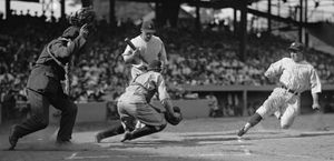 세웰(가운데, 앞쪽)이 워싱턴 세네터스의 주자 버키 해리스 (오른쪽)를 태그할 준비를 하고 있다. 심판 토미 코놀리 (왼쪽)는 해리스의 아웃을 선언했다.