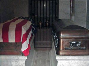 가필드 기념관 지하에 안치된 두 개의 관. 오른쪽이 루크레시아의 관