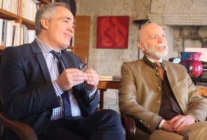 2019년 유럽 선거 운동 중 카림 우시크와 함께 있는 르노 카뮈