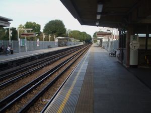 동쪽으로 촬영한 서행 승강장