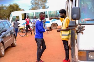 르완다에서 코로나19 예방을 위해 버스 터미널에서 승객 소독.