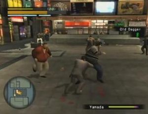 용과 같이의 게임플레이. 왼쪽 상단 막대는 키류의 체력과 기력을, 오른쪽 하단 막대는 적의 체력을 보여준다. 왼쪽 하단에는 지도가 표시되어 있다.