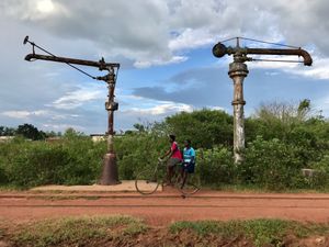철길을 따라 자전거를 타는 여성