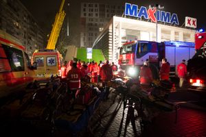 구조대원들이 상점 입구 근처에 모여 있다