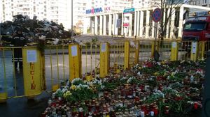 사고 잔해 근처에서 희생자들을 추모하는 촛불과 꽃