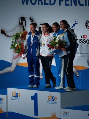 슈토바 (왼쪽에서 두 번째)는 2009년 세계 펜싱 선수권 대회 시상대에 올랐다.