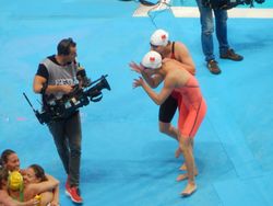 류샹(분홍색)과 동료 푸위안후이가 2015년 세계 수영 선수권 대회에서 기뻐하고 있다.