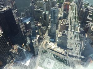 원 월드 전망대에서 바라본 건설 중인 리버티 파크와 원 월드 무역 센터