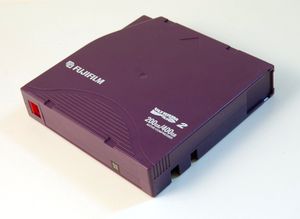 2024년 현재, 동사에서 계속 생산하고 있는 LTO 데이터 카트리지 (이미지는 구 FUJIFILM 로고 시대의 제품)