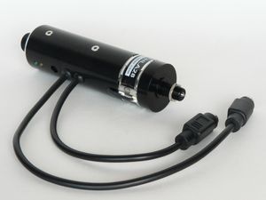 모터의 일부인 리드 너트가 있는 소형 전자기계 선형 액추에이터. 리드 스크류는 회전하지 않으므로 리드 너트가 모터에 의해 회전함에 따라 리드 스크류가 확장되거나 축소된다.