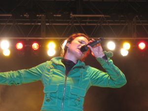 2005년 8월 하이어 그라운드 뮤직 페스티벌에서 공연하는 레베카 세인트 제임스