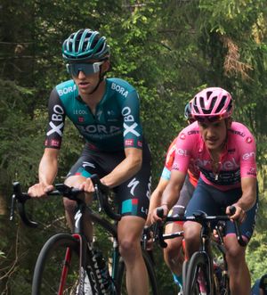 카라파스 (오른쪽)와 자이 힌들리가 2022년 지로 디탈리아에서 경쟁하고 있다.