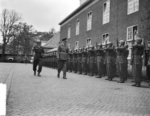 리처드 게일 경이 1956년 10월 29일, 네덜란드 공군 명예 위병을 사열하고 있다.