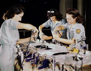 텍사스주 포트워스의 조립 라인에서 비행기 주익을 만들고 있는 여성 노동자. 1942년 10월