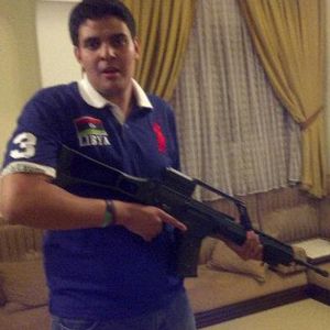 미스라타 민병대원이 헤클러&코흐 G36 소총을 들고 있다.