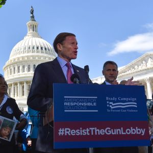 2017년 총기 규제를 지지하는 연설을 하는 블루먼솔