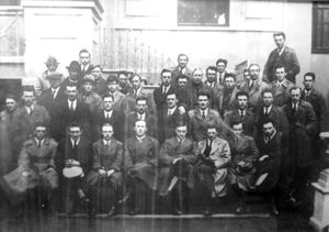 리암 린치가 1922년 4월 9일 더블린 맨션 하우스에서 열린 육군 협약에 대표로 참석한 1차 남부 사단과 여단 장교를 포함한 그의 사단 참모 및 장교들과 함께 있다. 쿠니는 뒤에서 세 번째 줄 오른쪽 첫 번째에 있다.