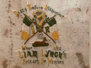 사망 당시 린치의 혈흔이 묻은 손수건 (티퍼래리 숨겨진 역사 박물관 소장). 쿠만 나 므반 회원이 손수건에 자수를 새겼으며, 이는 로버트 에메트의 유명한 법정 최후 진술을 암시한다.