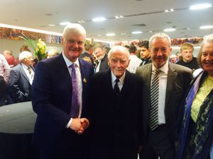 2015년의 코즈그레이브(가운데). 왼쪽은 숀 켈리, 오른쪽은 오간 오페르길이다.