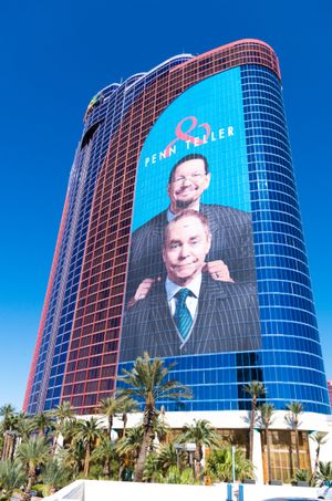 마스커레이드 타워에 있는 펜 & 텔러 광고