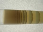 아가 젤의 수산화 마그네슘의 리제강 고리. 염화 마그네슘을 포함하는 아가 젤에 수산화 암모늄을 확산시켜 제작함.