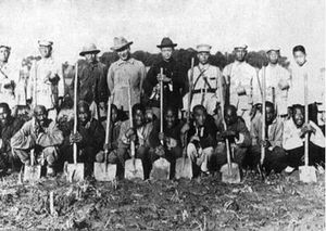 리지(오른쪽)가 은허 유적지에서 발굴 작업을 감독하고 있다.