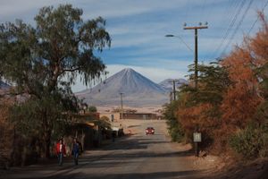 가로수가 늘어선 마을길에서 바라본 리칸카부르 산