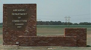 커민스 교도소는 링컨군에 있는 두 개의 교도소 중 하나이다.