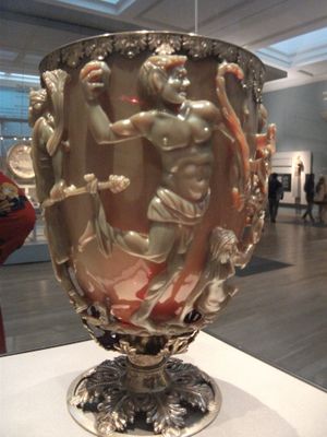 새로운 2014년 전시에서 바위를 든 사티로스