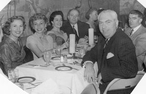 린 로버츠(왼쪽), 샐리 네이디치, 앤 T. 힐 (왼쪽에서 세 번째), 레온 W. 네이디치 박사, 하이먼 B. 사무엘스(앞 오른쪽), 해리 레러 박사(사무엘스 뒤 맨 오른쪽)