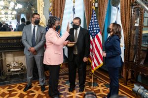  2021년 2월 24일 카멀라 해리스 부통령 앞에서 취임 선서를 하는 토머스그린필드