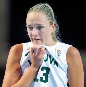 국가대표팀 유니폼을 입은 긴타레 페트로니테