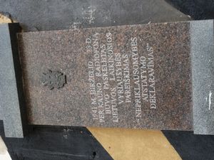 카우나스의 전 라디오 건물 벽에 있는 기념 명판. 1941년 6월 23일 임시 정부가 라디오를 통해 독립 회복을 선언한 내용이 새겨져 있다.