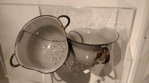 독일 군용 헬멧은 제2차 세계 대전 중 네덜란드 점령 이후 변기 및 여과기로 개조되었다. 암스테르담 저항 박물관 전시.