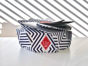 특징적인 포장재에 담긴 린처 토르테