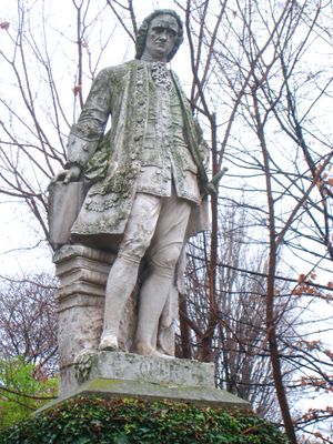 정원에 있는 호세 케르 이 마르티네스의 조각상