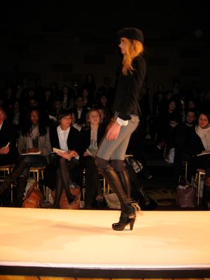 릴리 도널드슨이 2007년 뉴욕 패션 위크에서 모델 활동을 하고 있다