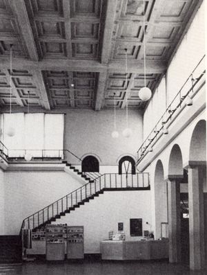 코퍼 천장 아래 주 전면의 높은 창문이 있는 대형 조각 홀