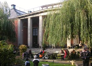 레스토랑 정원을 마주한 대형 현관