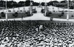 1932년 혁명 이후 아난타 사마콤 왕좌 홀에서 군중들에게 연설하는 프라야 마노빠꼰 니띠타다