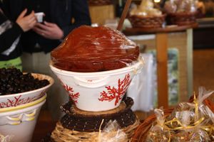 이탈리아 시라쿠사의 오르티지아 시장에서 판매되는 전통 퀴스 치즈("cotognata")