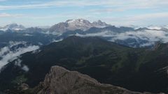 라가초이에서 남서쪽을 바라본 모습. 앞에서부터 사스 데 스트리아, 콜 디 라나, 마르몰라다.