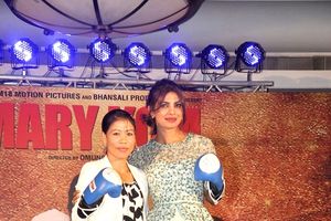 마리 콤과 프리얀카 초프라가 카메라를 보며 미소를 지으며 포즈를 취하고 있는 사진