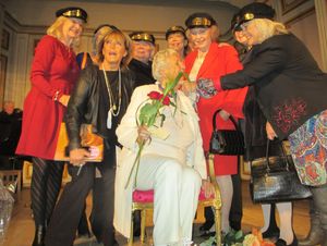 베르나도트는 90번째 생일을 맞은 동료 Stadsbrudskåren 멤버 Kjerstin Dellert를 Alexandra Charles, Lill-Babs, Lill Lindfors 및 Christina Schollin과 함께 축하하고 있다.