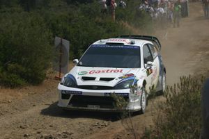 2004년 키프로스 랠리에서 포드 포커스 RS WRC 04와 함께 있는 마르틴