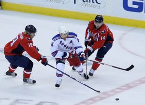 네슬룬드(가운데)가 2009년 2009년 플레이오프에서 상대팀인 워싱턴 캐피털스 선수들을 제치고 스틱으로 퍽을 다루고 있다.