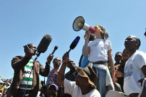 2012년 10월, 골드 필드(Gold Fields) 광부 파업 시위대에게 연설하는 활동가, 카를턴빌(Carletonville, 가우텡).