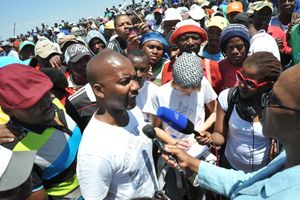 2012년 10월, 파업 참가자들의 모임에서 미디어와 대화하는 활동가.